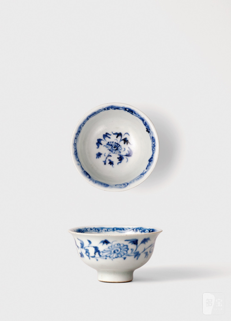 元·青花缠枝菊纹小杯